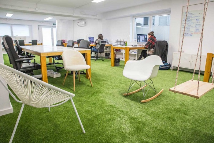 Không gian văn phòng sẽ dễ chịu hơn nếu trang trí bằng cỏ nhân tạo